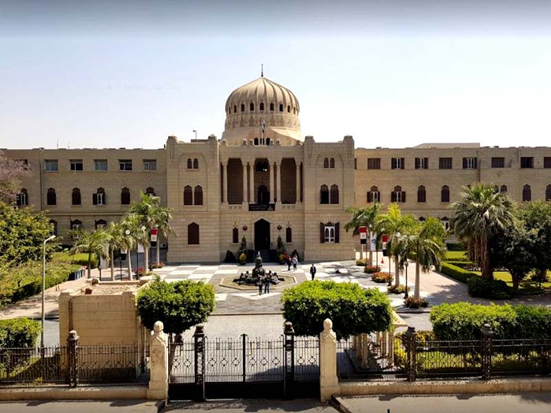 كيف تعاملت جامعة عين شمس مع ارتكاب أفعال خادشة للحياء أمام كلية البنات؟
